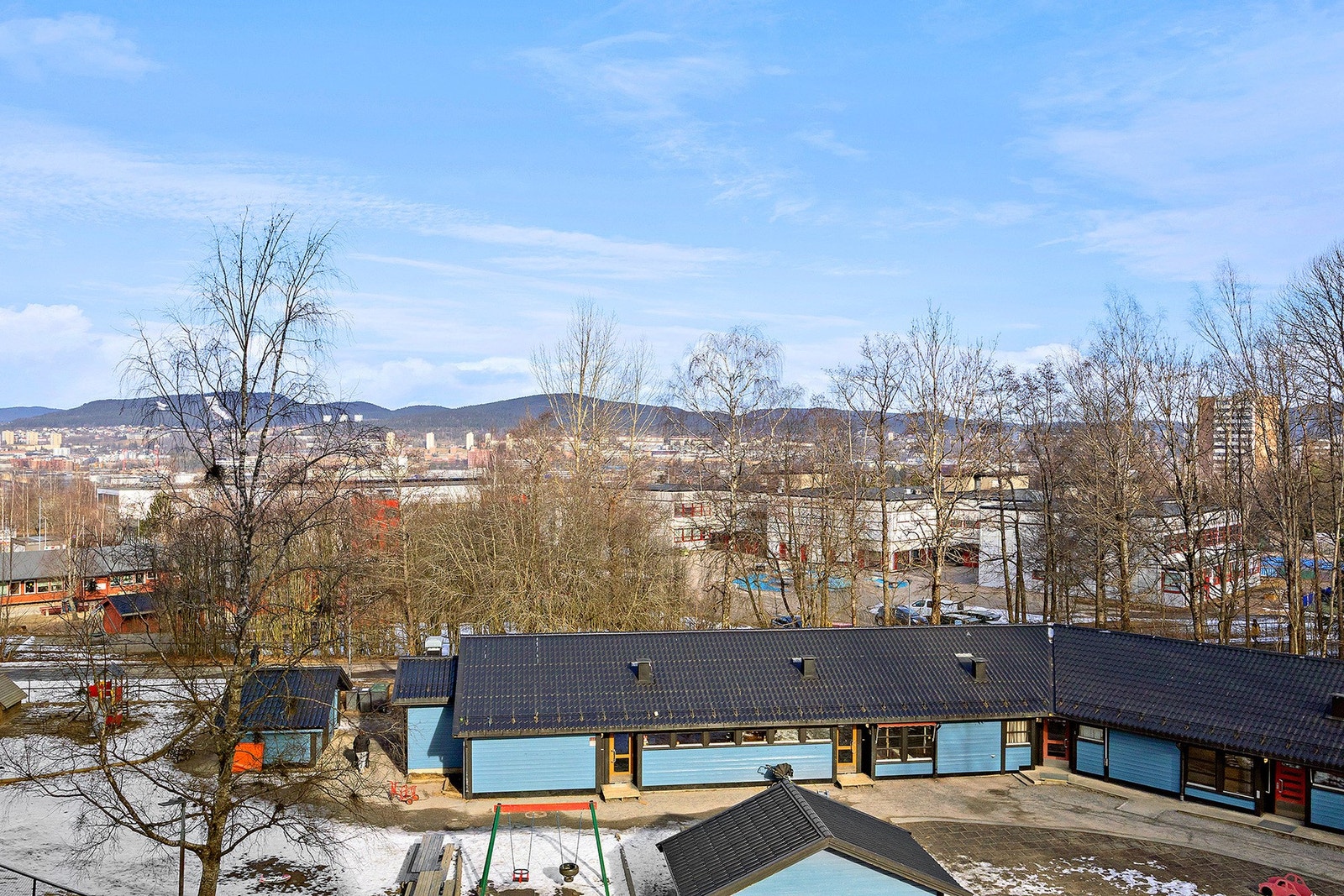 Leiligheten ligger i et attraktivt boligområde med nærhet til offentlig kommunikasjon, servicetilbud, marka og mye mer. Galleribilde