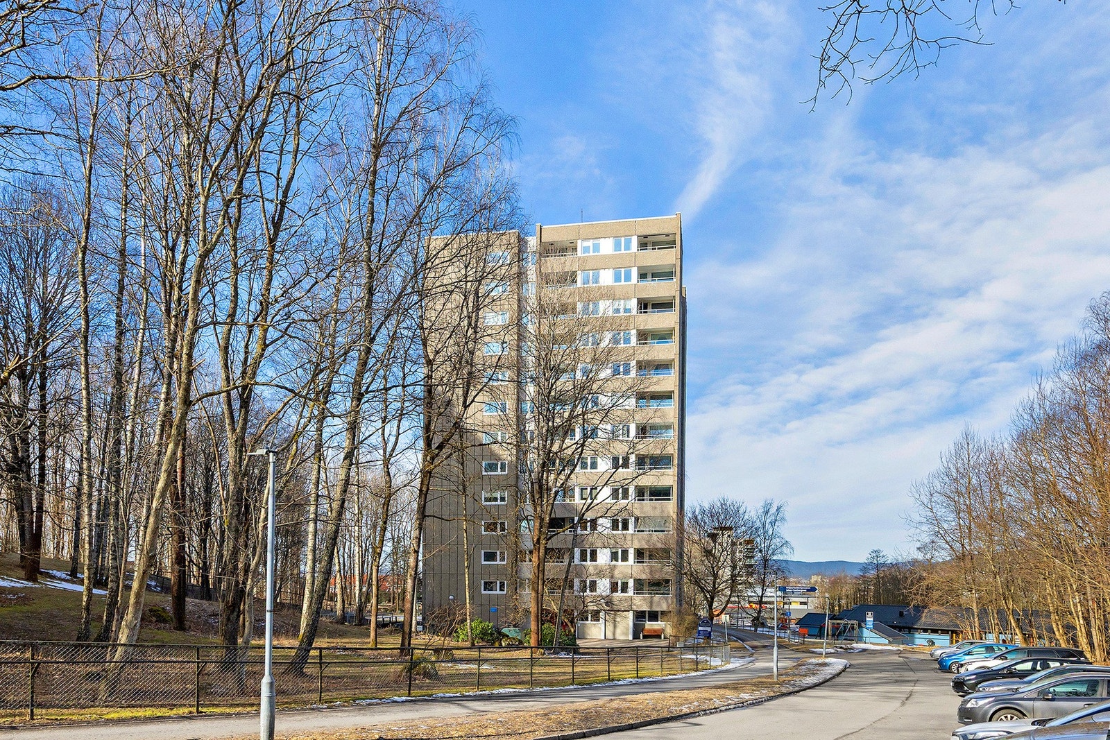 Borettslaget består av 9 høyblokker og 648 enheter. Galleribilde