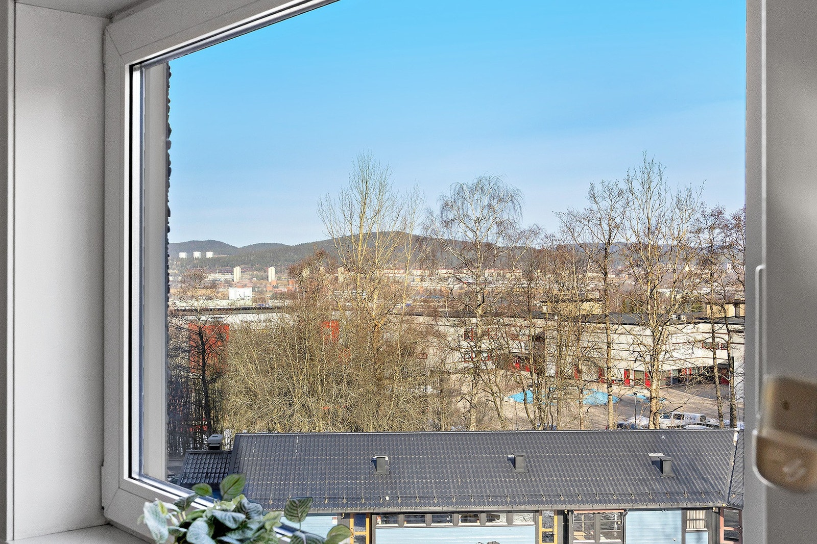 Stuen har store vindusflater noe som gir rikelig med tilgang til naturlig lys. Galleribilde