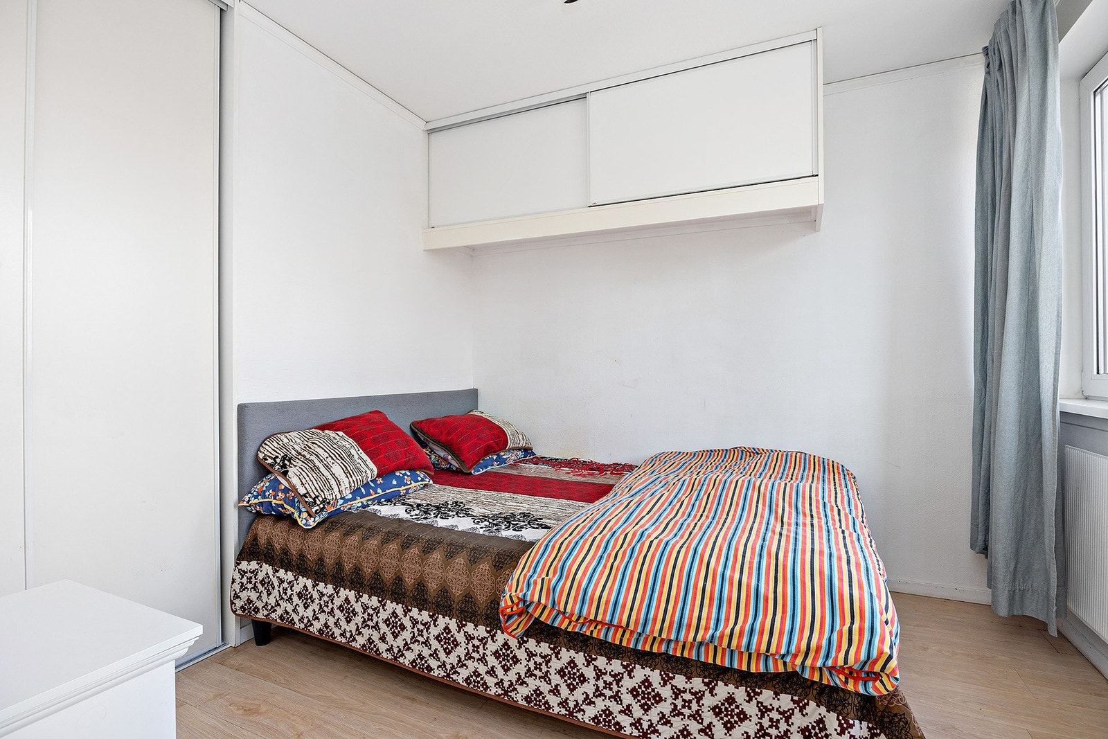 Soverom av god størrelse med plass til seng og tilhørende møbler. Galleribilde