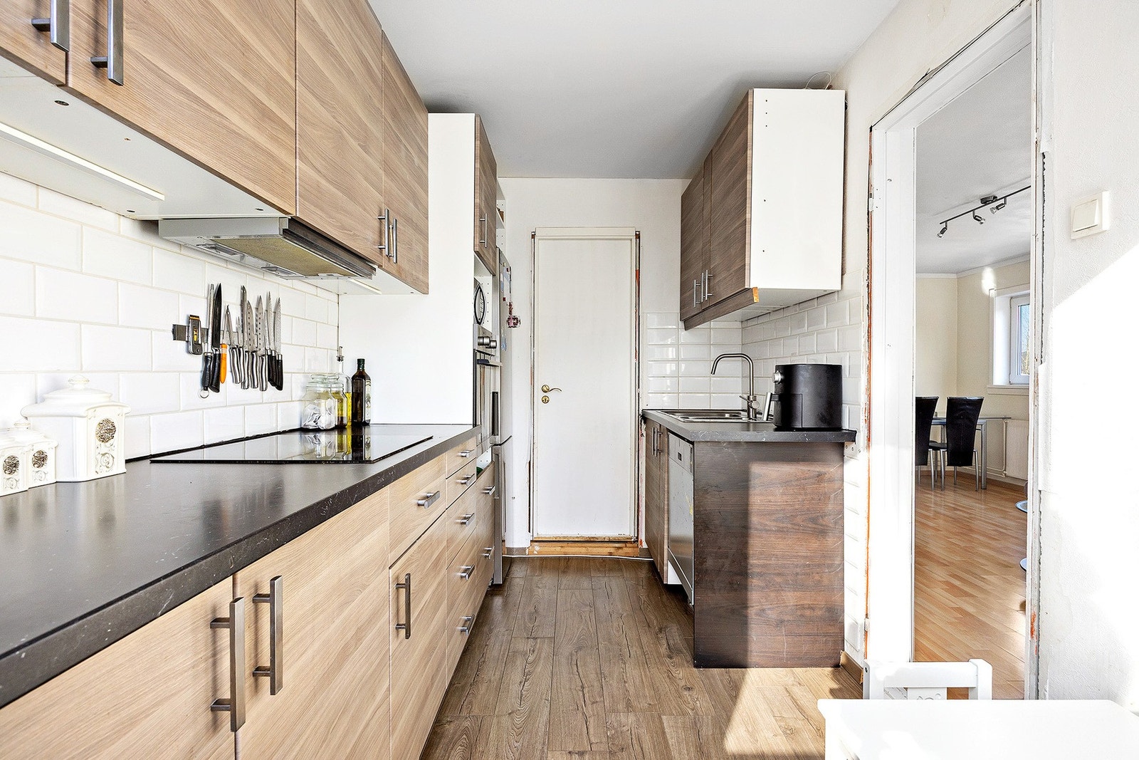 Kjøkkenet tilbyr godt med skap- og benkeplass for både oppbevaring og matlaging. Galleribilde