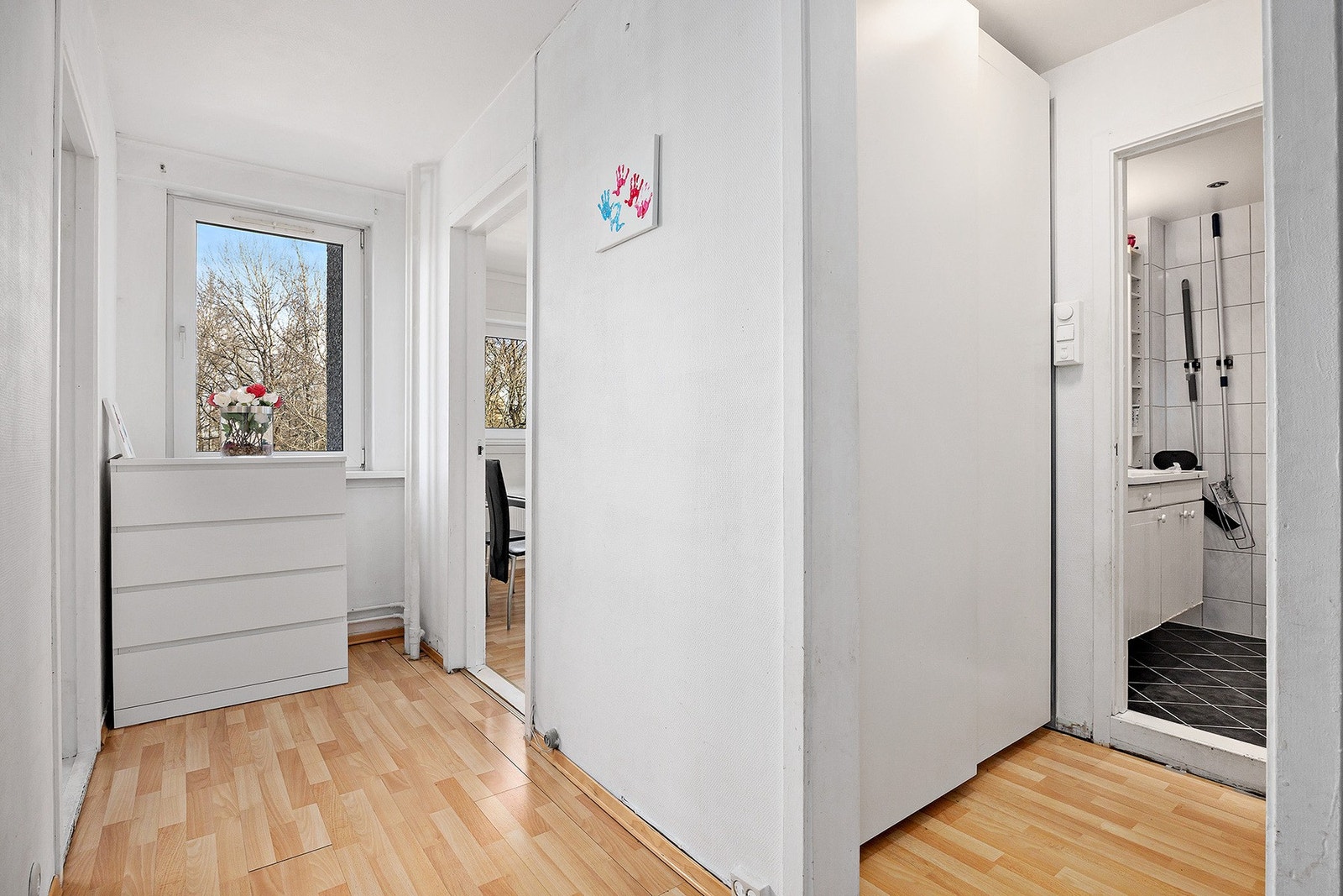 Praktisk entré med plass til garderobeløsning - et godt utgangspunkt for å skape en funksjonell velkomstsone. Galleribilde