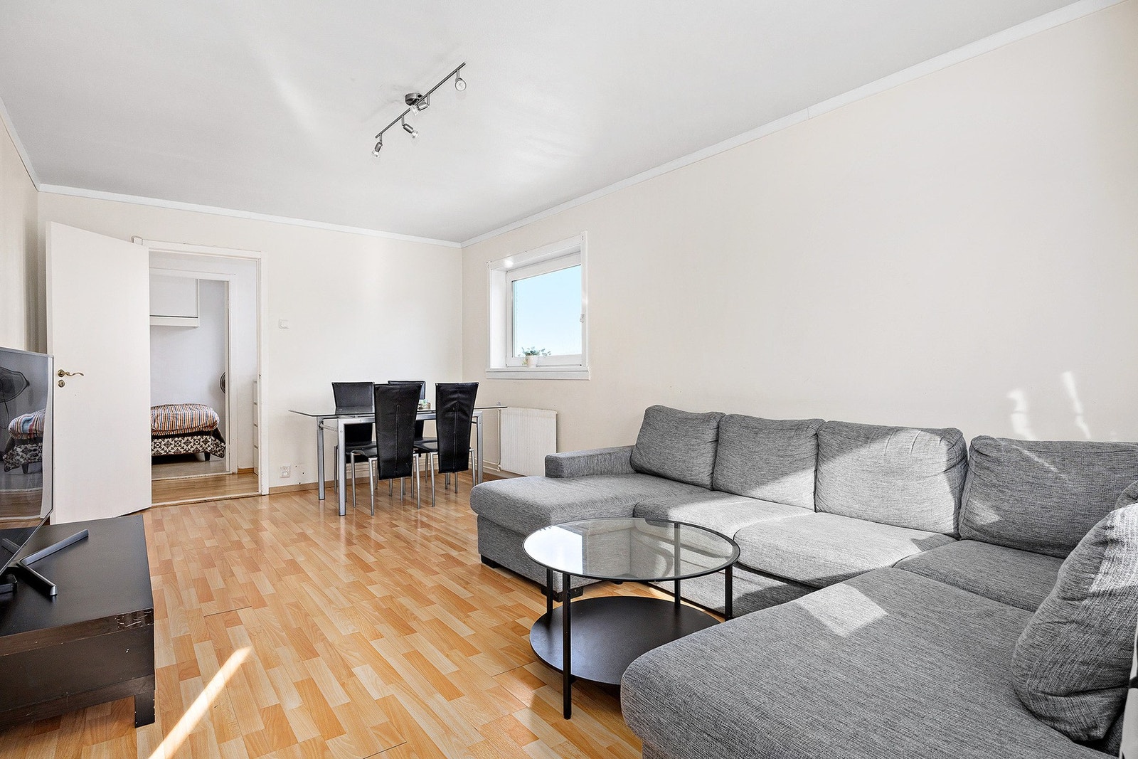 Romslig stue med god plass til sofagruppe, spisestue og tilhørende møblement. Galleribilde