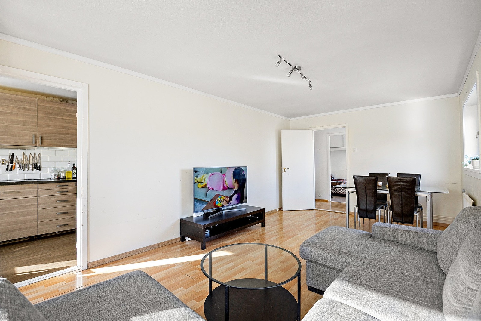 Rommets sjenerøse størrelse gir gode muligheter for å skape både hyggelige og funksjonelle oppholdsrom. Galleribilde