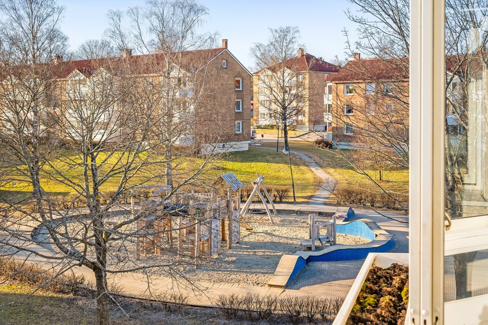 Balkongen er innglasset og føles således som en naturlig forlengelse av stuen. Galleribilde