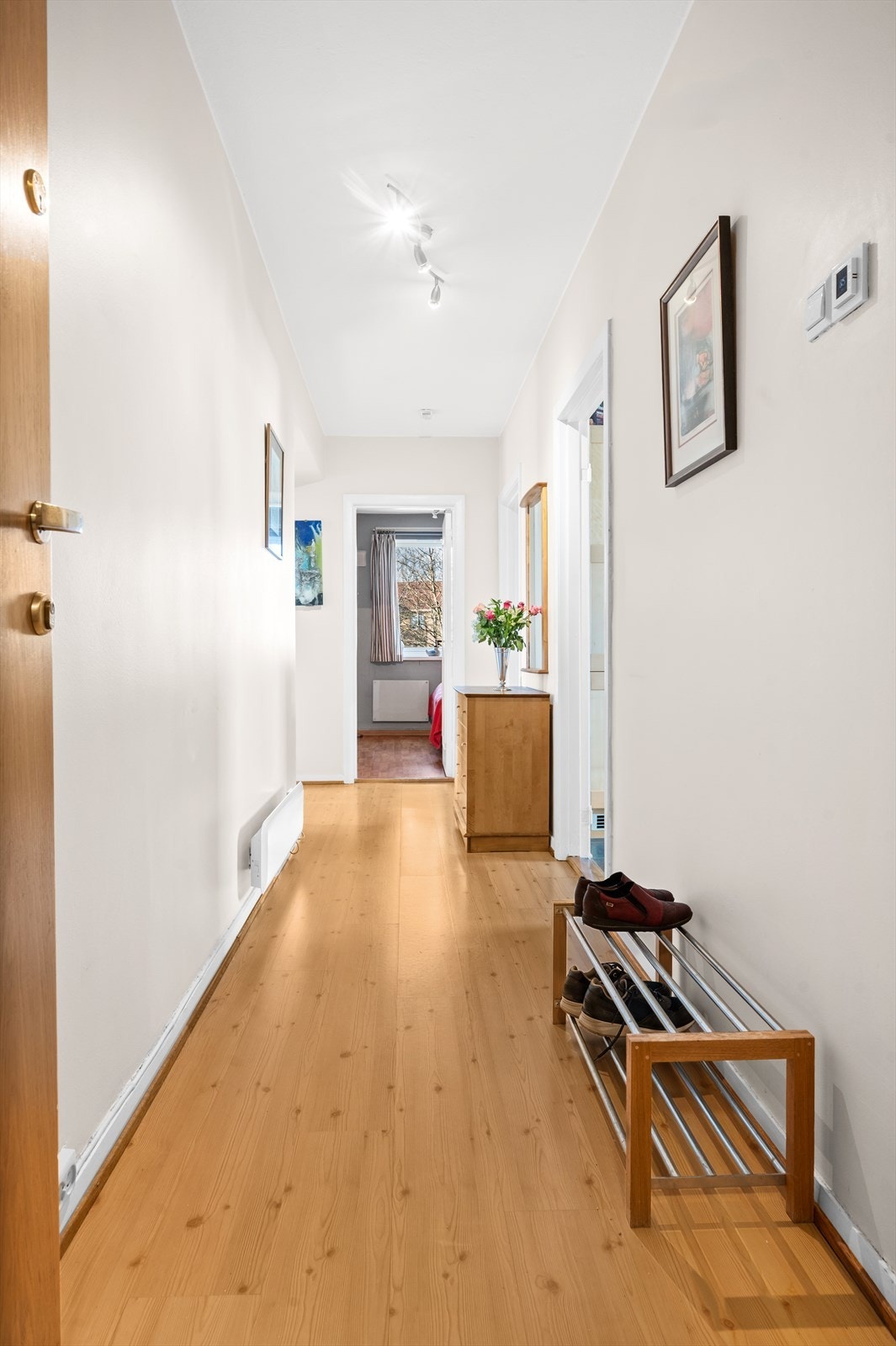 Her er det god plass for å henge fra seg yttertøyet. Entréen knytter boligens rom fint sammen. Galleribilde