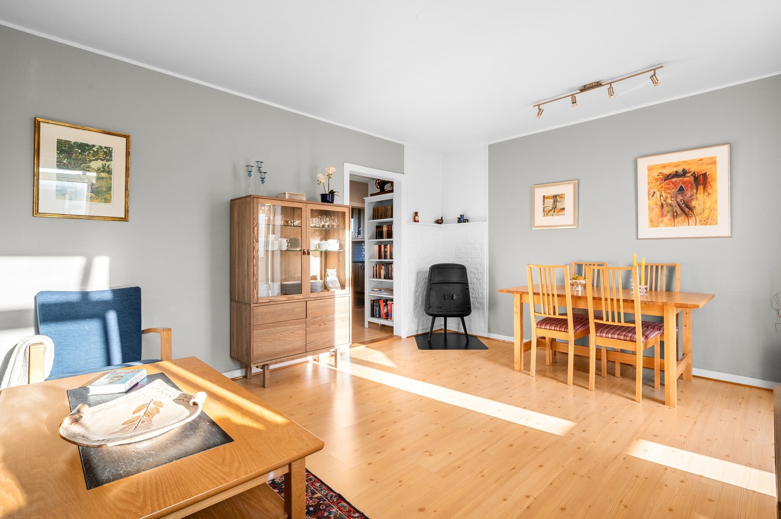 Her kan du enkelt innrede etter eget behov og personlig stil med blant annet en sofagruppe med tilhørende salongbord. Galleribilde