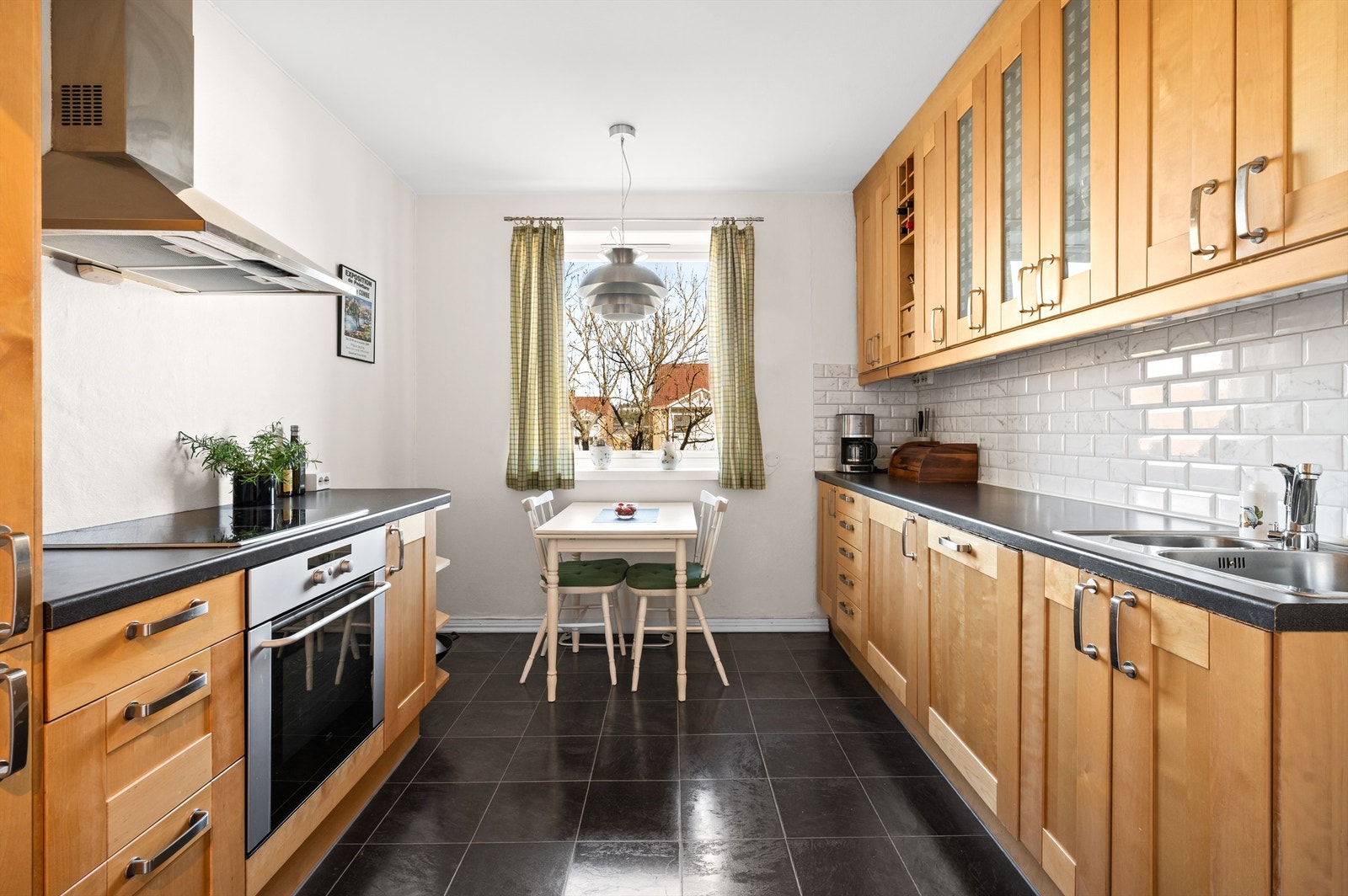 Kjøkkenet er holdt i en praktisk separat løsning fra stuen, noe som gir deg en fin sone for matlagingen. Galleribilde