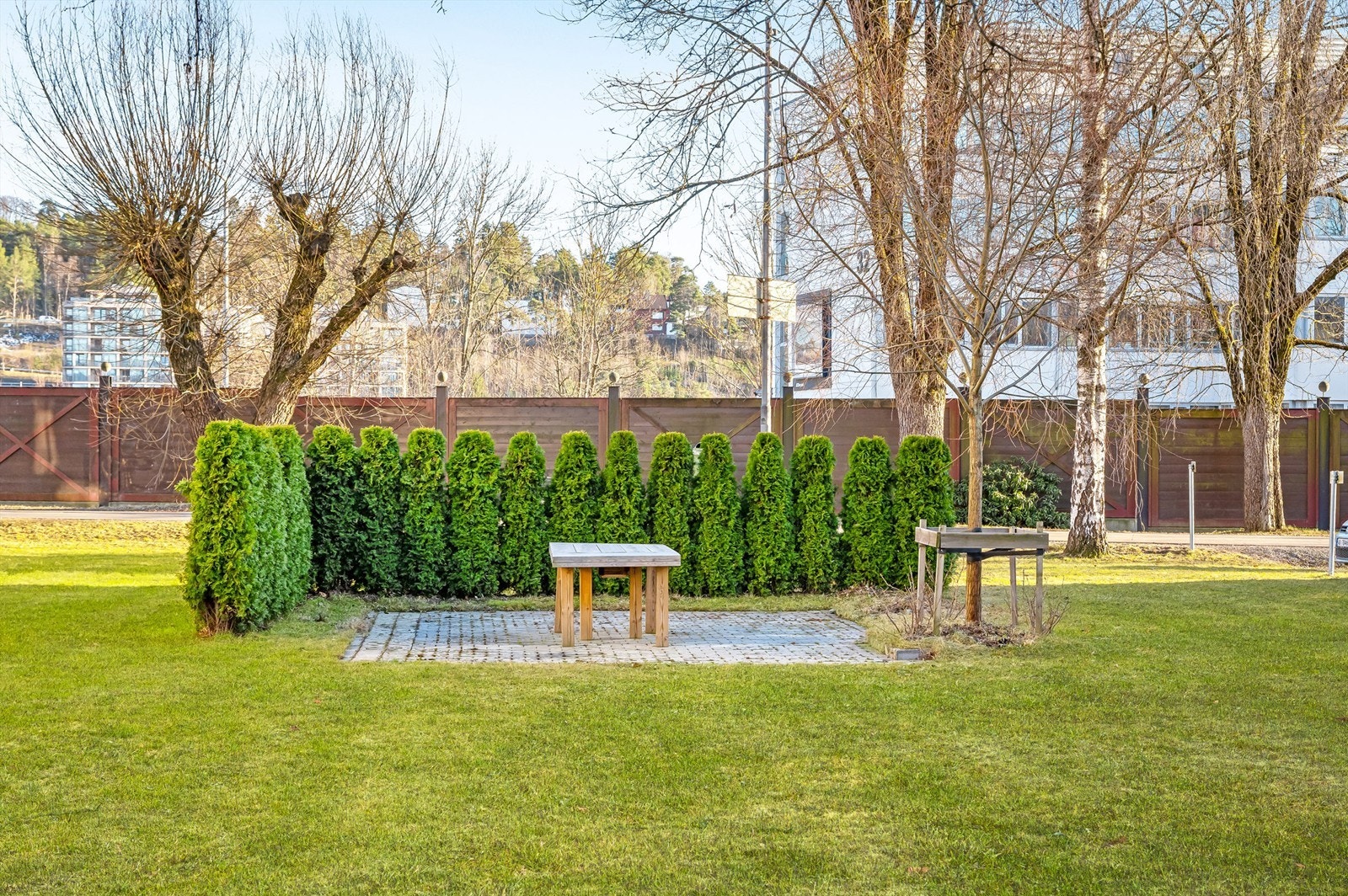 Store gressplener med hyggelige sittegrupper og diverse beplantning. Galleribilde