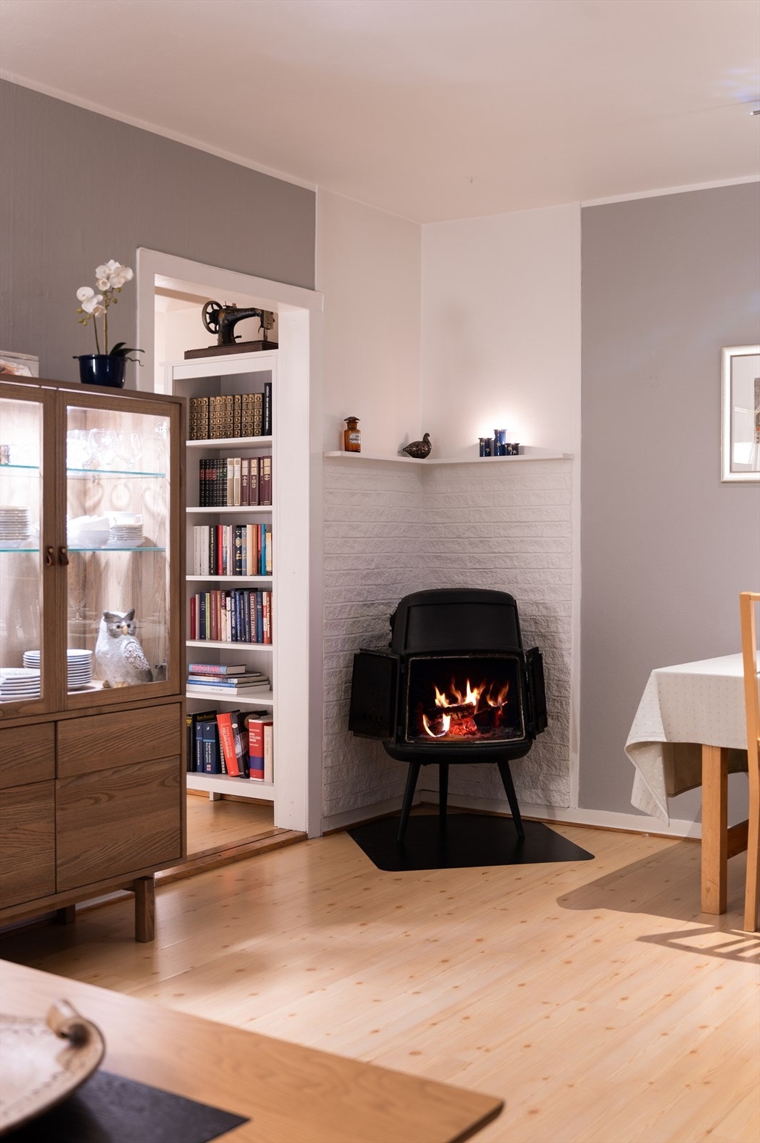 I stuen er det også en herlig peisovn - perfekt for kalde vinterkvelder. Galleribilde