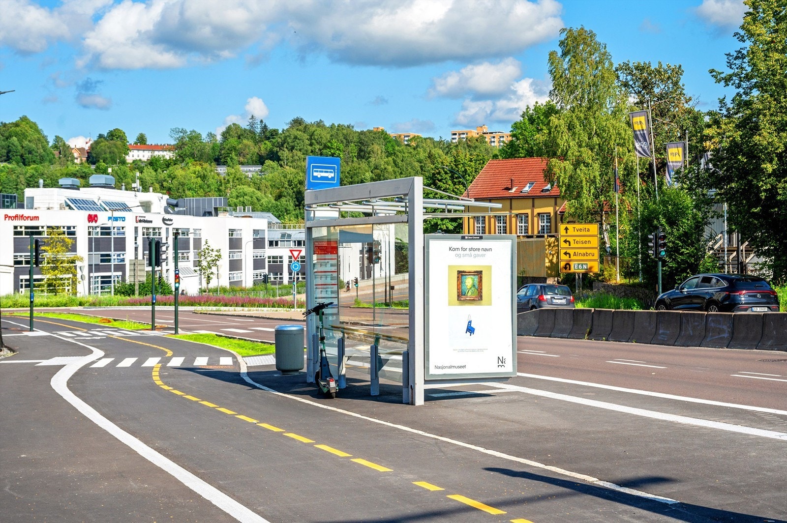 Gode kollektivtilbud med blant annet buss og T-bane (Helsfyr, Brynseng eller Hellerud) med ca. 7 minutter reisetid til Jernbanetorget, samt flybuss. Galleribilde