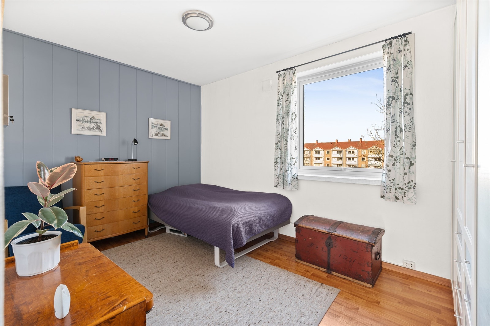 Hovedsoverommet er romslig og kan enkelt innredes med dobbeltseng og tilhørende nattbord. Galleribilde