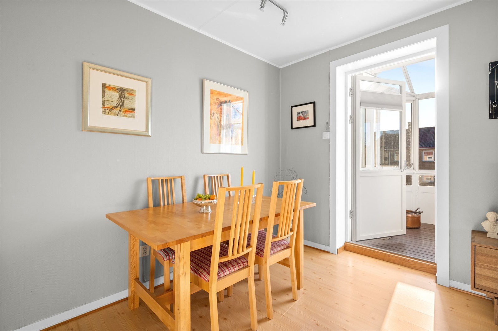 Fra stuen er det utgang til en vestvendt, innglasset balkong. Galleribilde