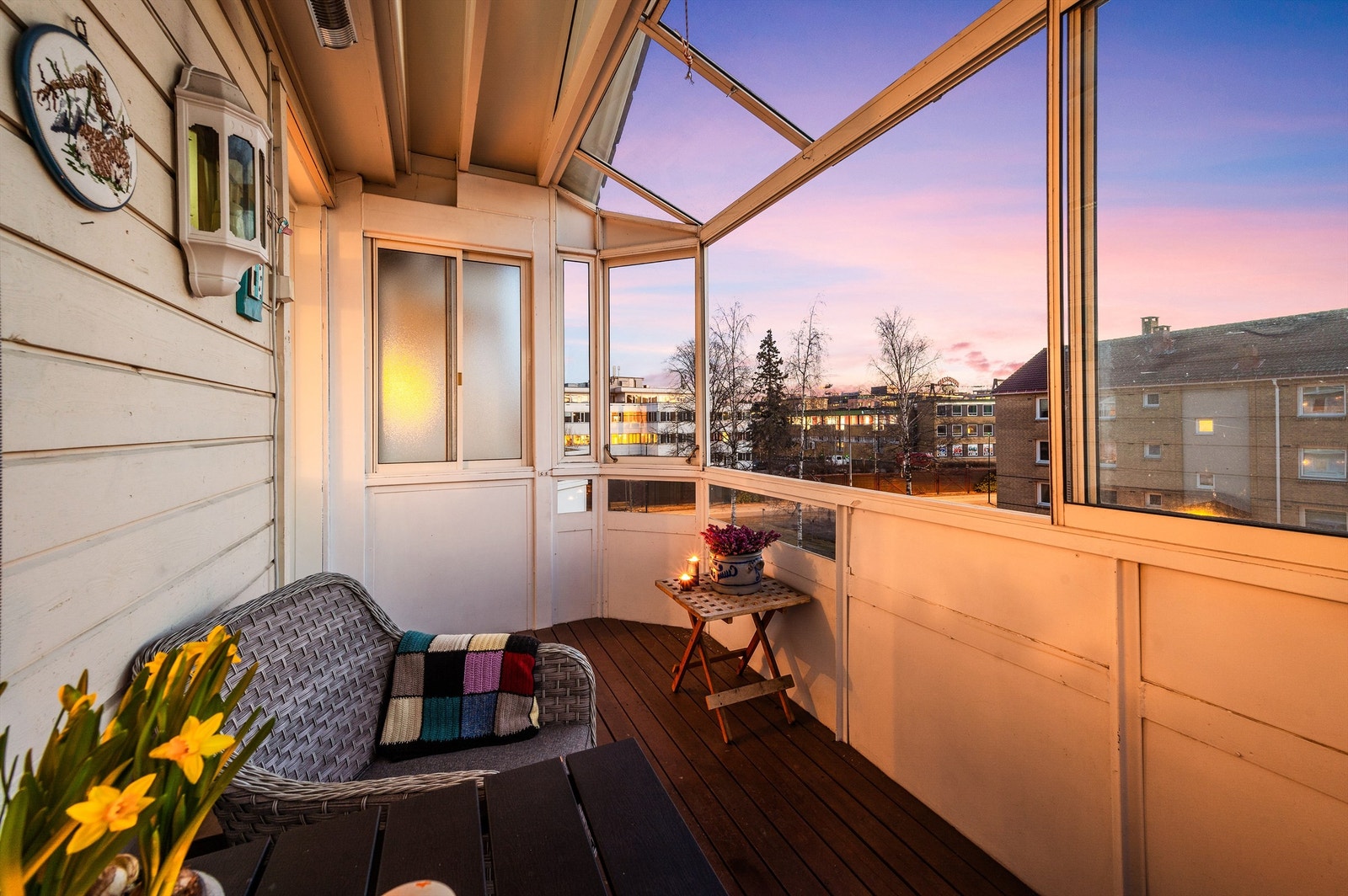 Selger informerer om gode solforhold med sol fra ca. 13:00-21:00. Galleribilde