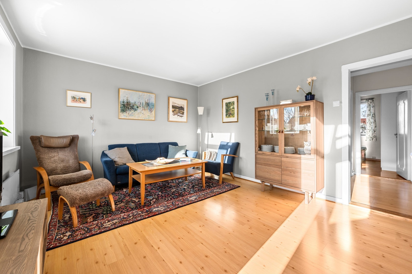 Det er rikelig med lysinnslipp fra store vindusflater som bidrar til en herlig romfølelse. Galleribilde