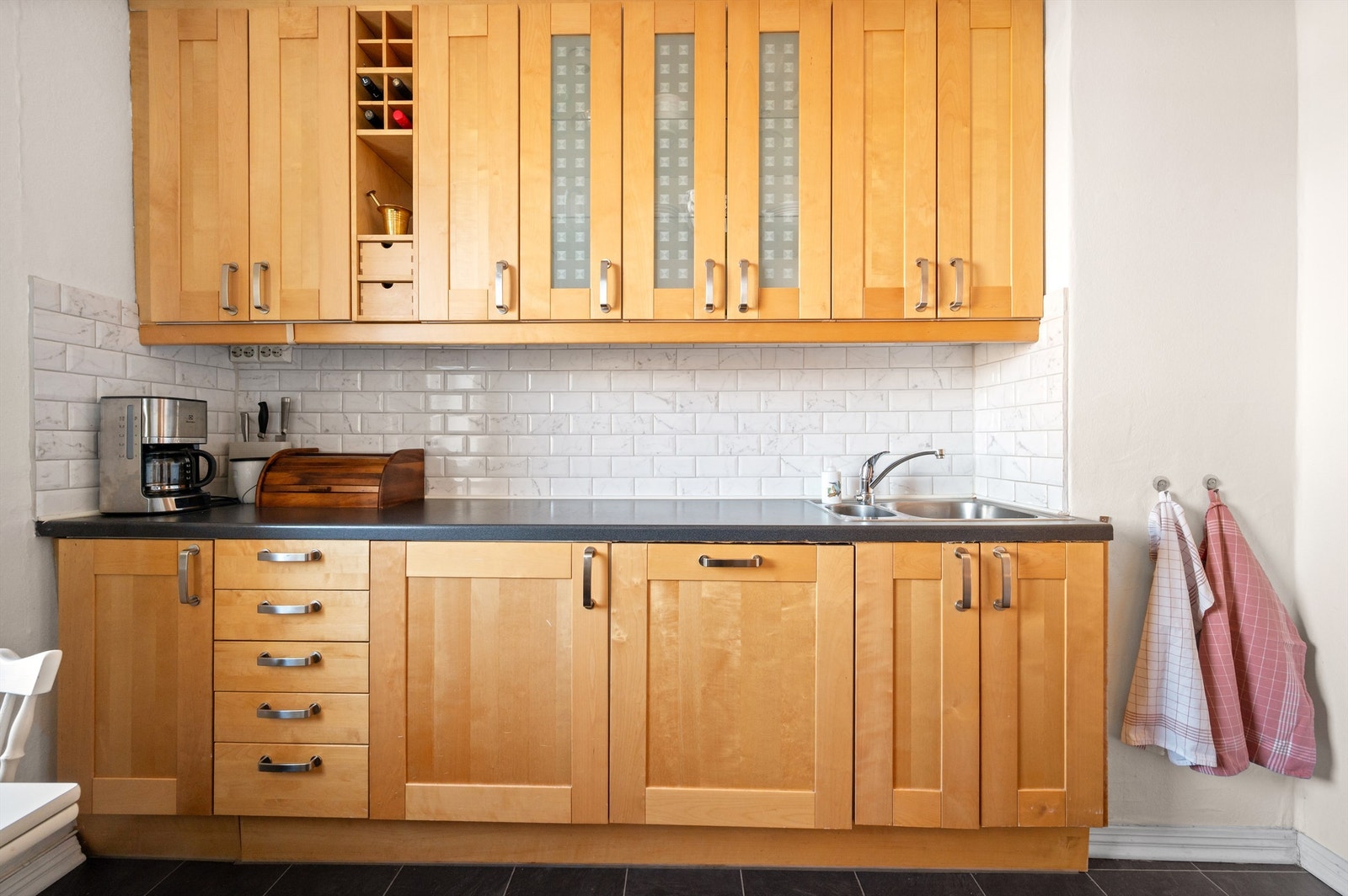 Kjøkkeninnredningen er fra IKEA og er av profilerte fronter. Galleribilde