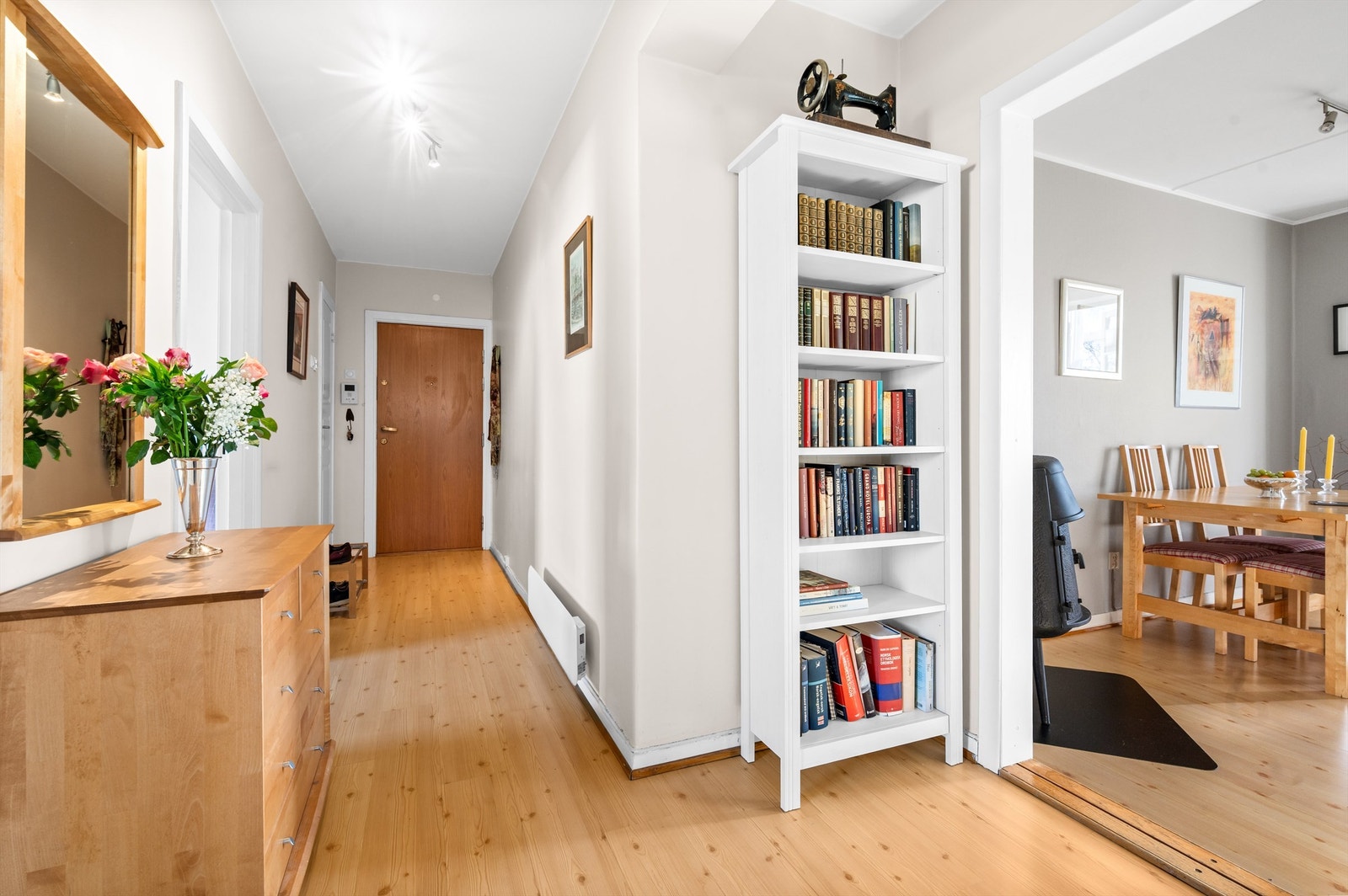 Leilighetens entré er lys og innbydende og gir et godt førsteinntrykk av boligen. Galleribilde