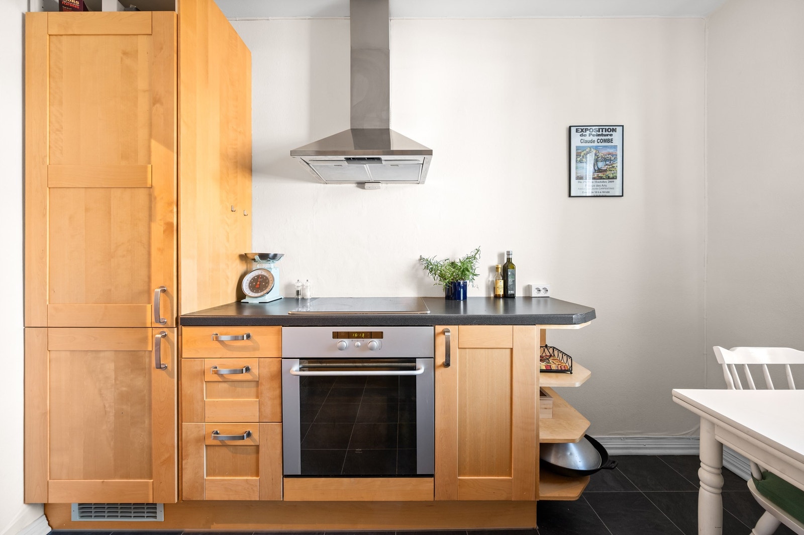 Hvitevarene er integrert i innredningen og består av kjøleskap med fryser, oppvaskmaskin, stekeovn og platetopp. Galleribilde