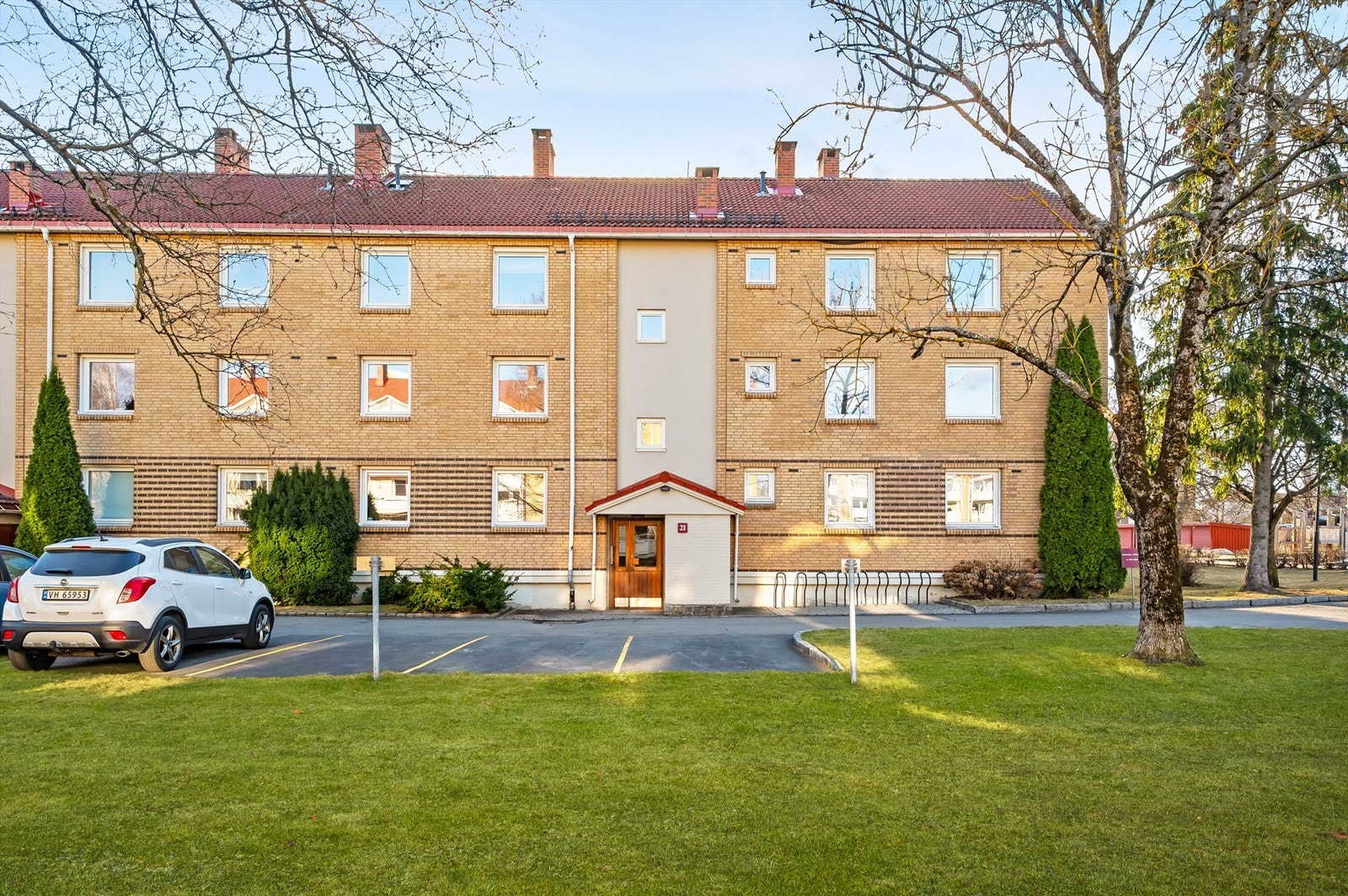 Leiligheten har en sentralt beliggenhet i et populært og veletablert boligområde på Teisen med umiddelbar nærhet til det meste en måtte trenge i hverdagen. Galleribilde