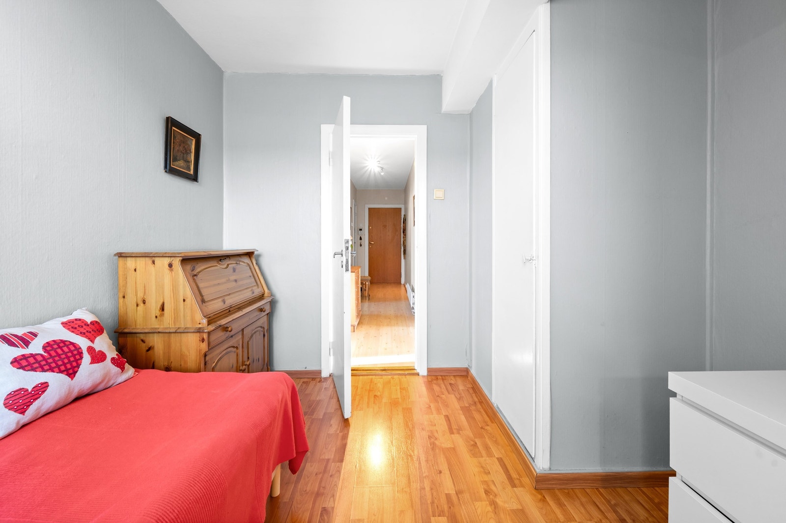 Det er god plass til seng, pult eller annet ønskelig møblement. Galleribilde