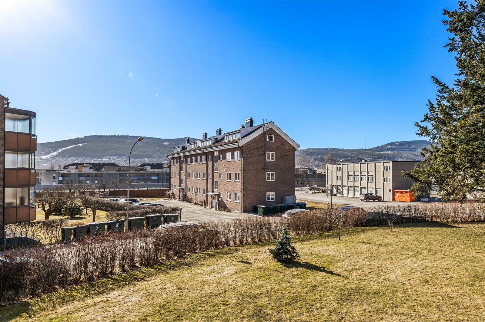 Området rundt bygget. Galleribilde