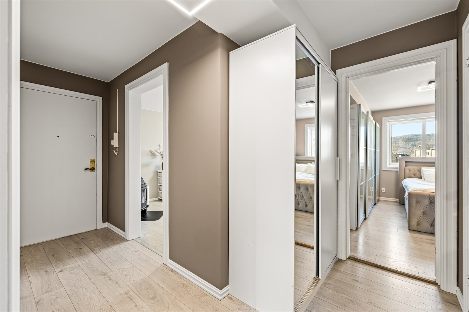 Velkommen inn til en entré malt i behagelige farger. Galleribilde