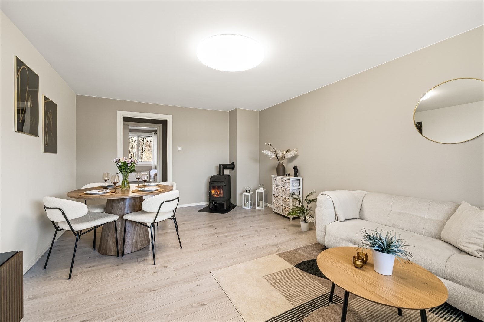 Stuen er malt i en varm og innbydende farge, og peisen skaper en koselig stemning. Galleribilde