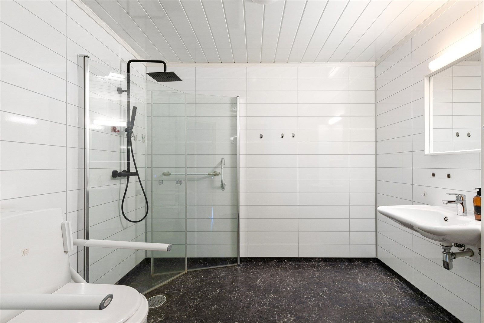 Badet blei renovert i 2018 med baderomsplater på veggar og våtromsbelegg på golv. Galleribilde