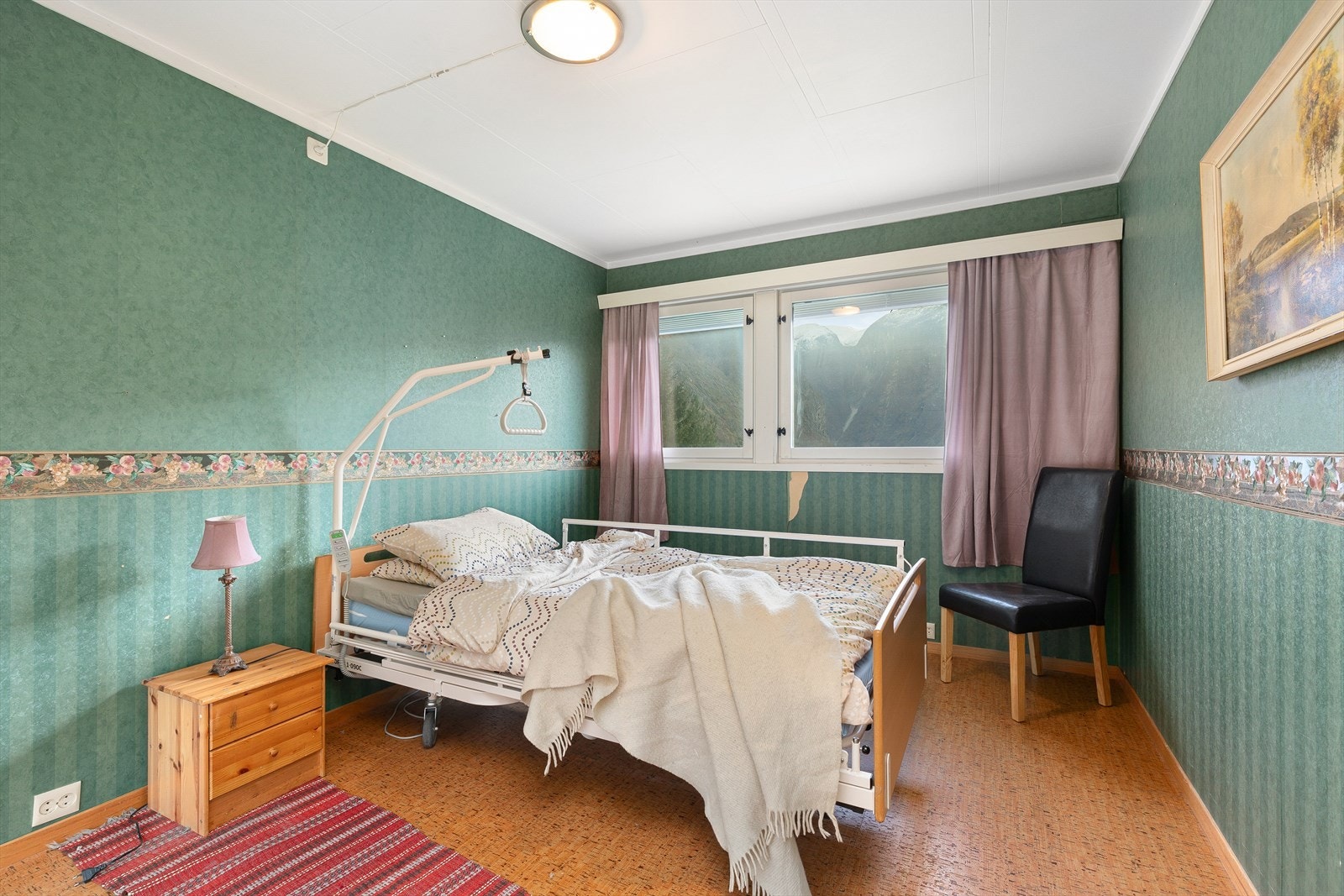 Soverommet er romsleg med plass til seng og nattbord. Rommet har også innebygde skap til oppbevaring. Galleribilde