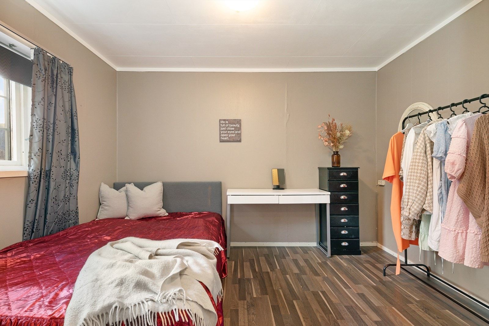 Soverom med plass til både seng, nattbord og garderobe. Galleribilde