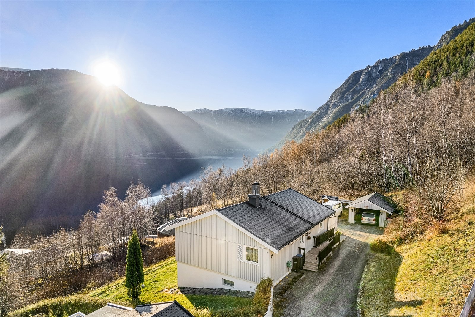 Solrik beliggenheit i kombinasjon med fleire klassiske element gir eigedomen eit eige særpreg. Galleribilde