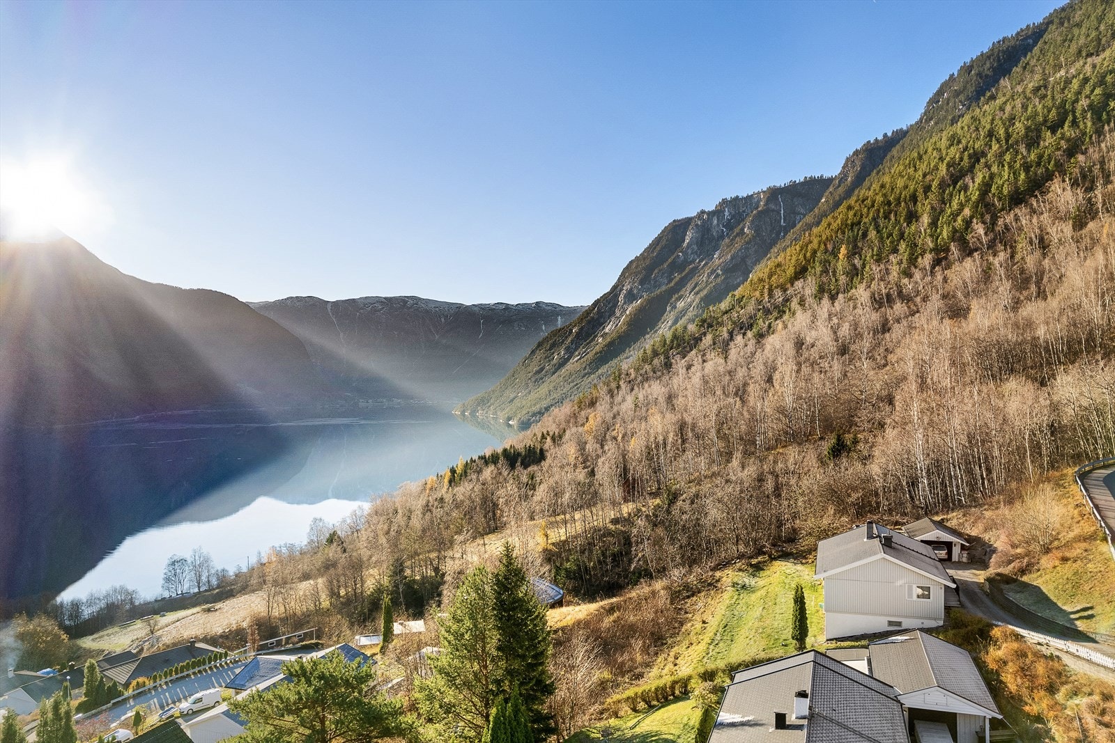 Tilhørande eigedomen er det også garasje på totalt 27 m² og utvendig bod på totalt 12 m², i tillegg er det gode parkeringsmoglegheiter på tomta. Galleribilde