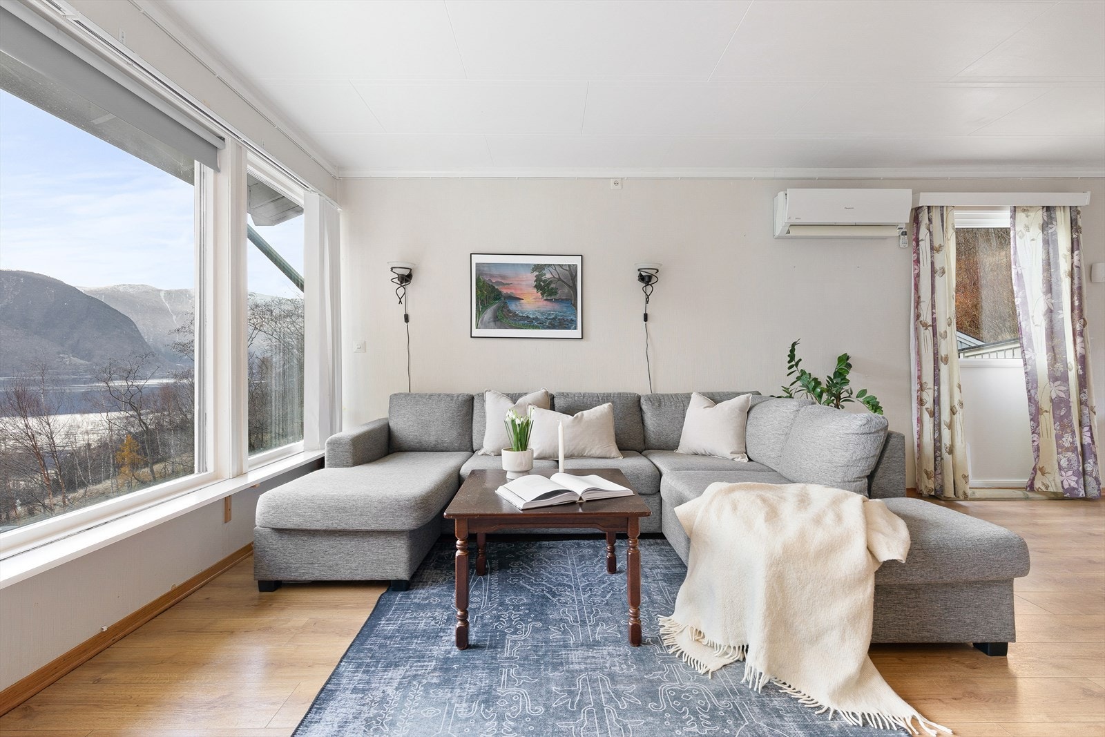 Bustaden ligg på ei fint opparbeida tomt, noko som gir ekstra stort uteareal og ein kan boltre seg på ny opparbeida veranda frå 2022. Galleribilde