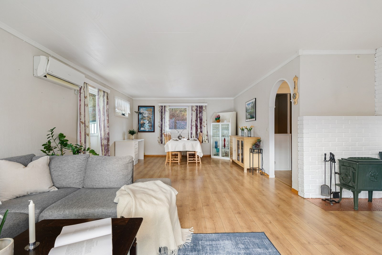 Stor og romsleg stove, med god plass til å innrede i ulike soner med blandt anna sofagruppe og spisebord. Galleribilde