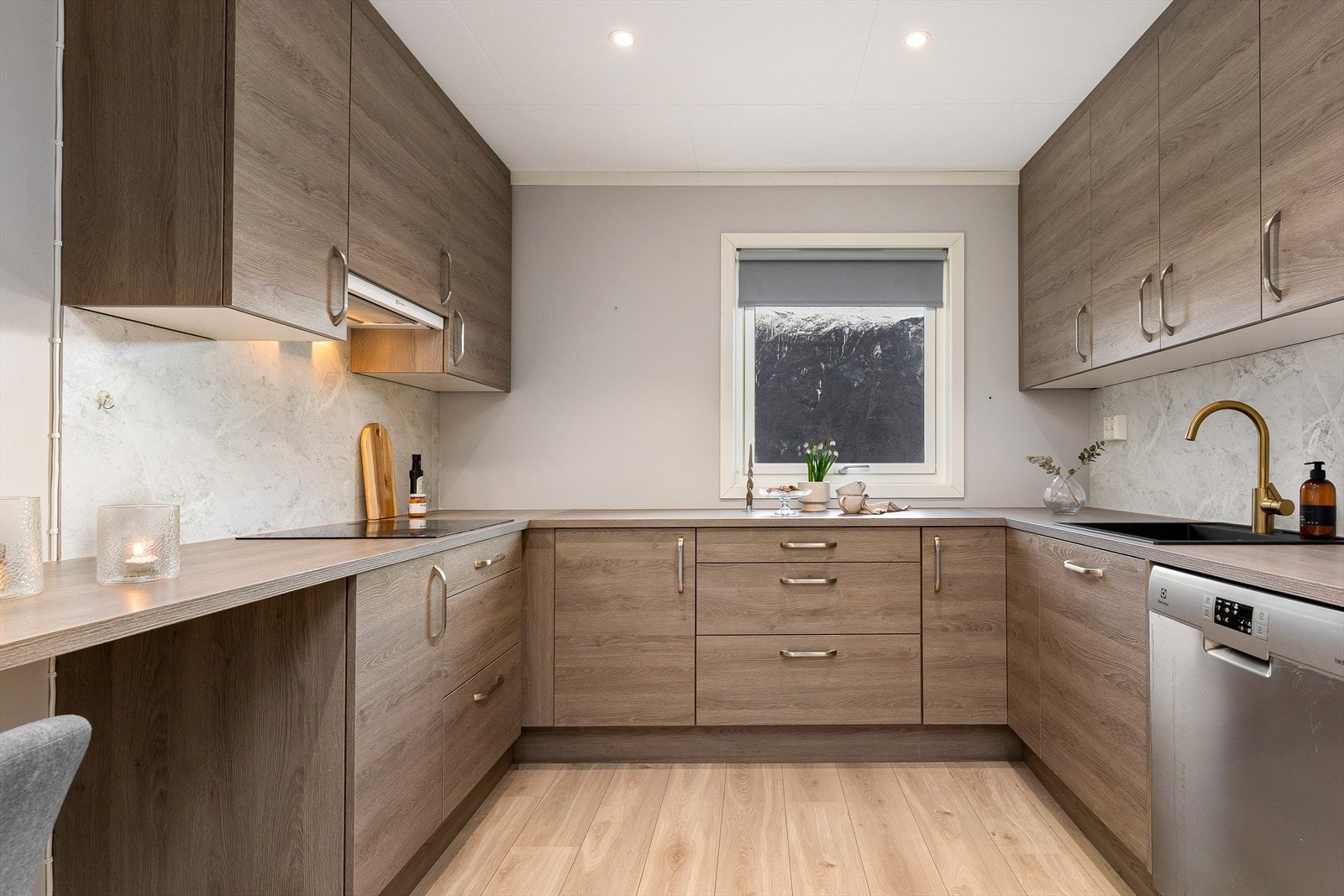 Ein flott eigedom med einebustad over to plan. Her får du ein bustad med praktisk planløysing perfekt for familien. Galleribilde