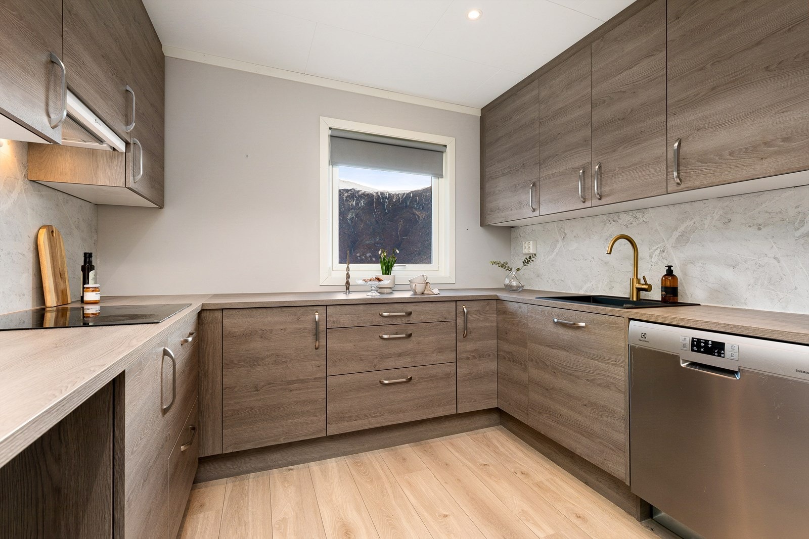 Kjøkkenet blei pussa opp i 2021 med nye overflater og innredning. Galleribilde