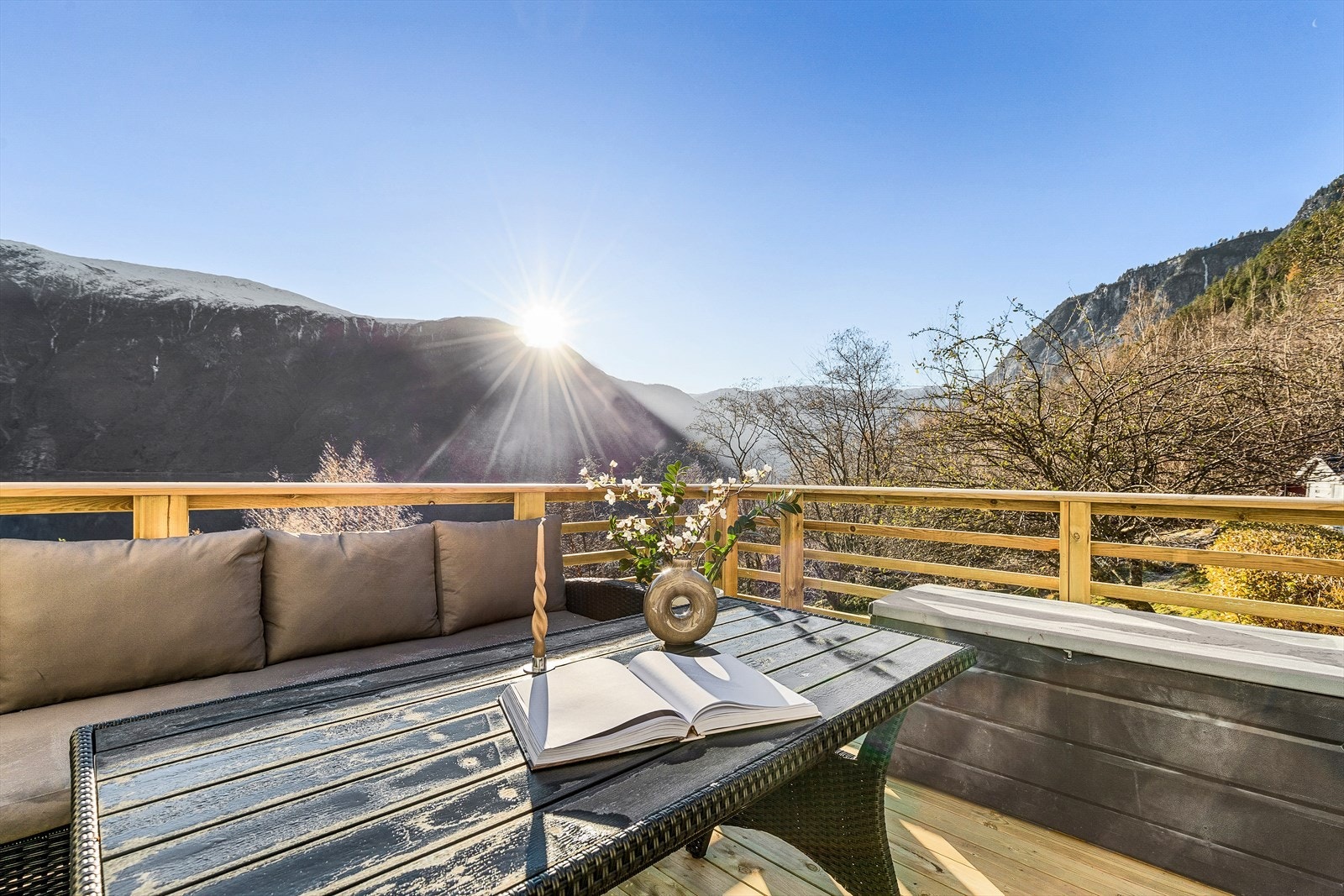 Fin utsikt utover Sognefjorden, samt nydeleg ettermiddag/kveldssol. Galleribilde