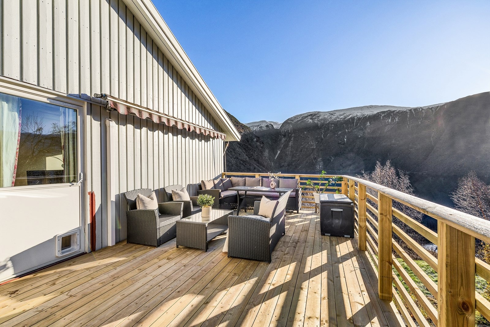 Frå stova har ein utgang til romsleg veranda med plass til fleire sittegrupper. Galleribilde