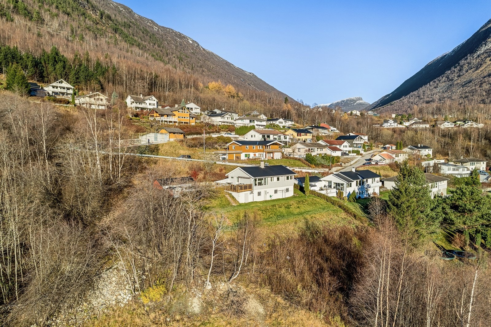 Bustaden lengtar etter nokon som kan sjå potensialet i eigedomen, då moglegheitane er mange på ein eigedom som dette. Galleribilde
