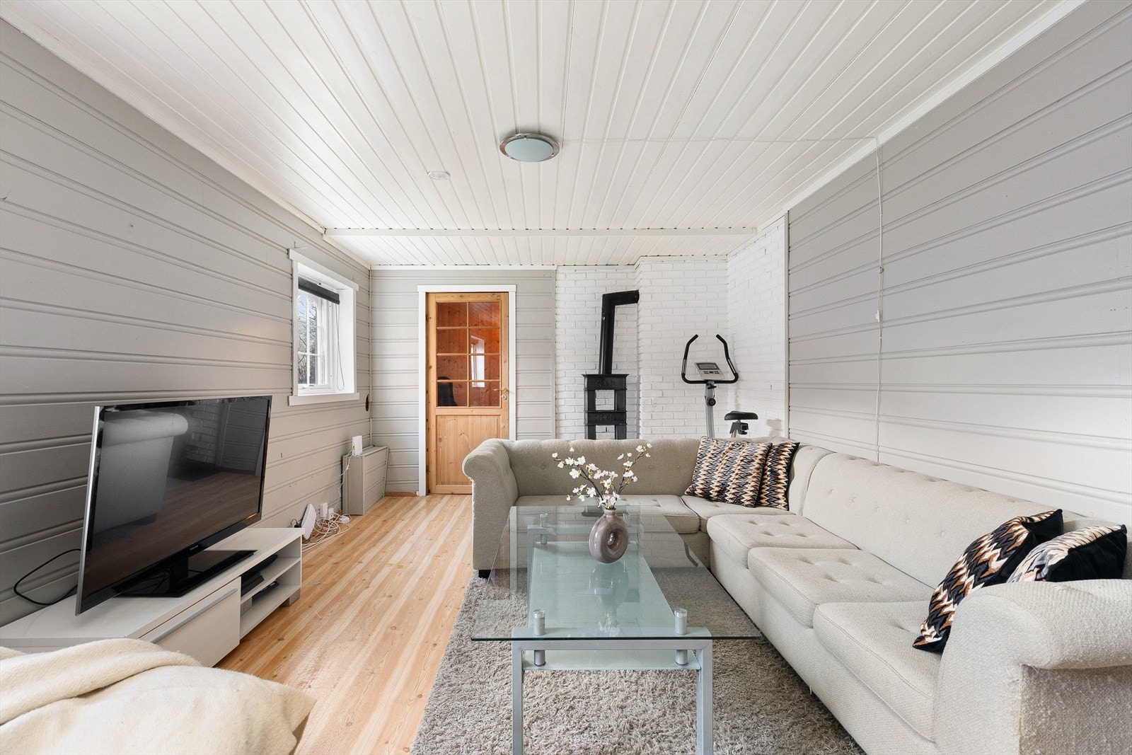 Kjellarstova er svært romsleg med plass til både seng, skrivebord, garderobe og sofagruppe. Rommet har også vedovn som varmar godt på kalde vinterdagar. Galleribilde