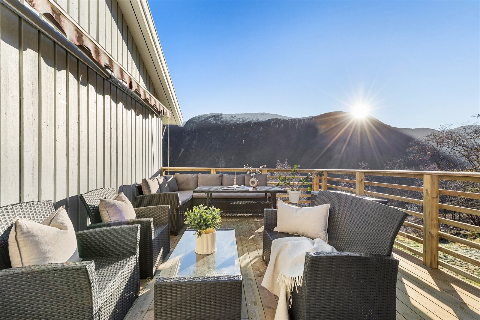 Verandaen blei oppgradert i 2023, og framstår i god stand. Galleribilde