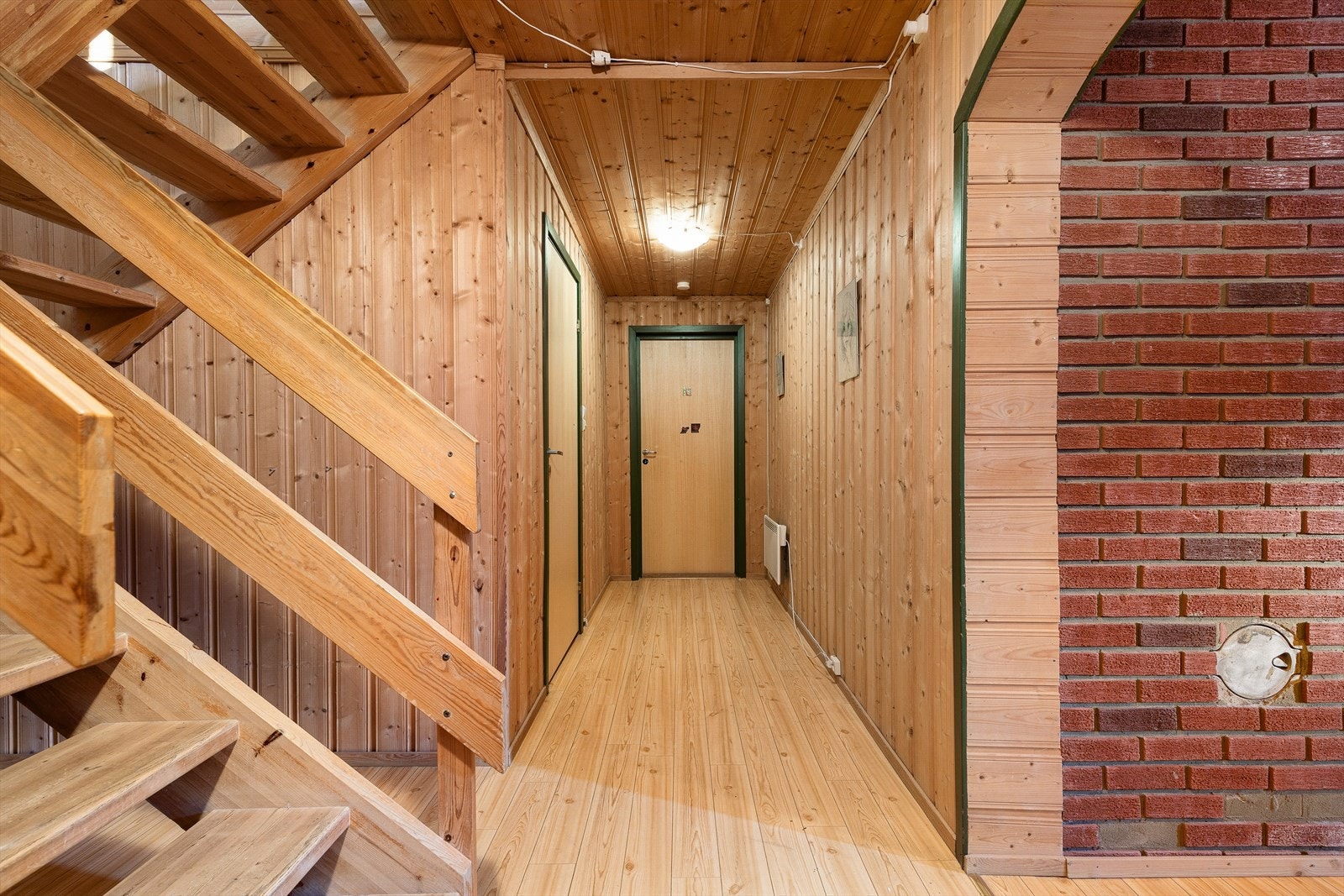 I underetasjen har ein tilgang til kjellarstove, to soverom, vaskerom og bod. Galleribilde