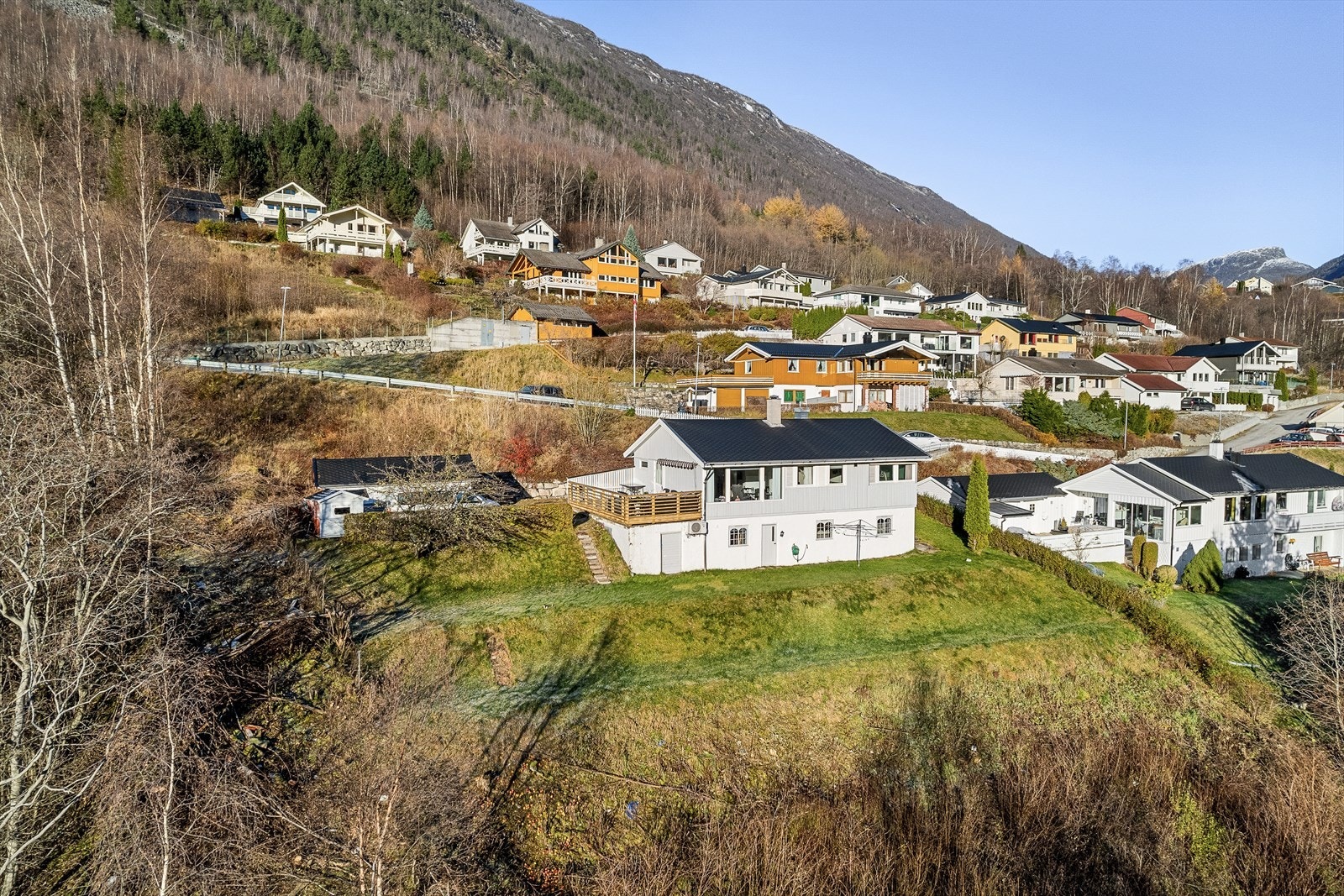 Eigedomen har svært gode solforhald, og ein kan midtsommars nyte sola frå ca. kl. 07.00 til den går ned ca. kl. 19.00. Her bur ein stilt å fredeleg, med svært gode fasilitetar for småbarnsfamiliar. Galleribilde
