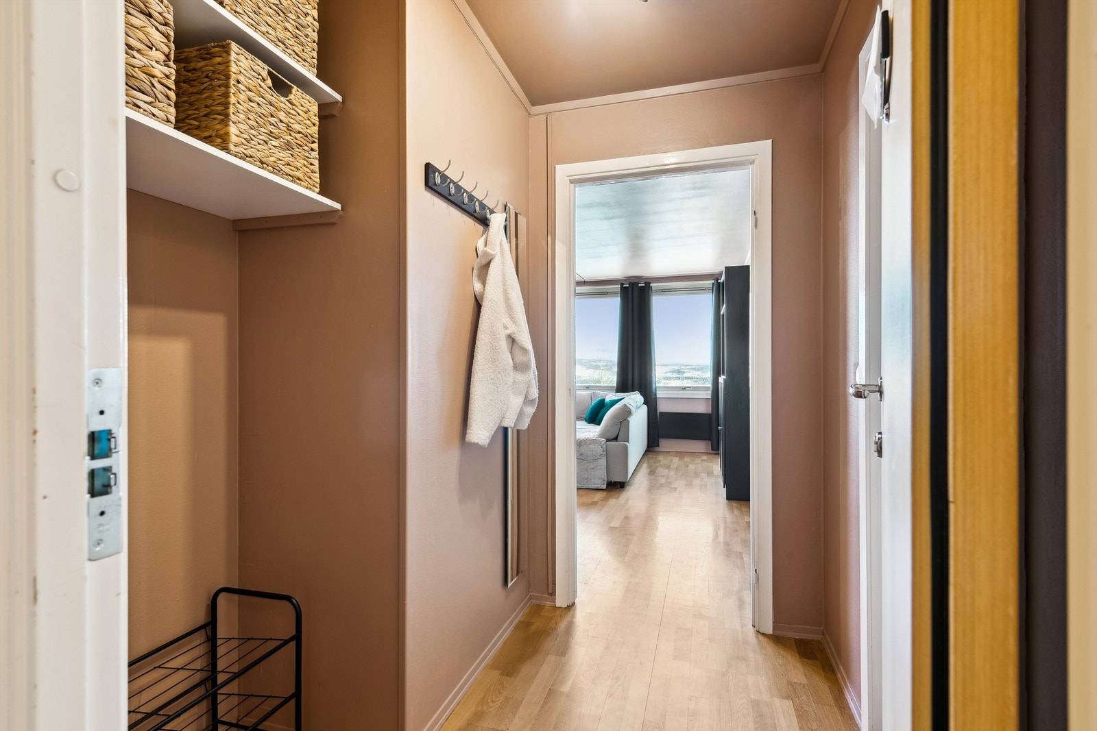 Gang med nisje for oppbevaring av yttertøy etc. Galleribilde