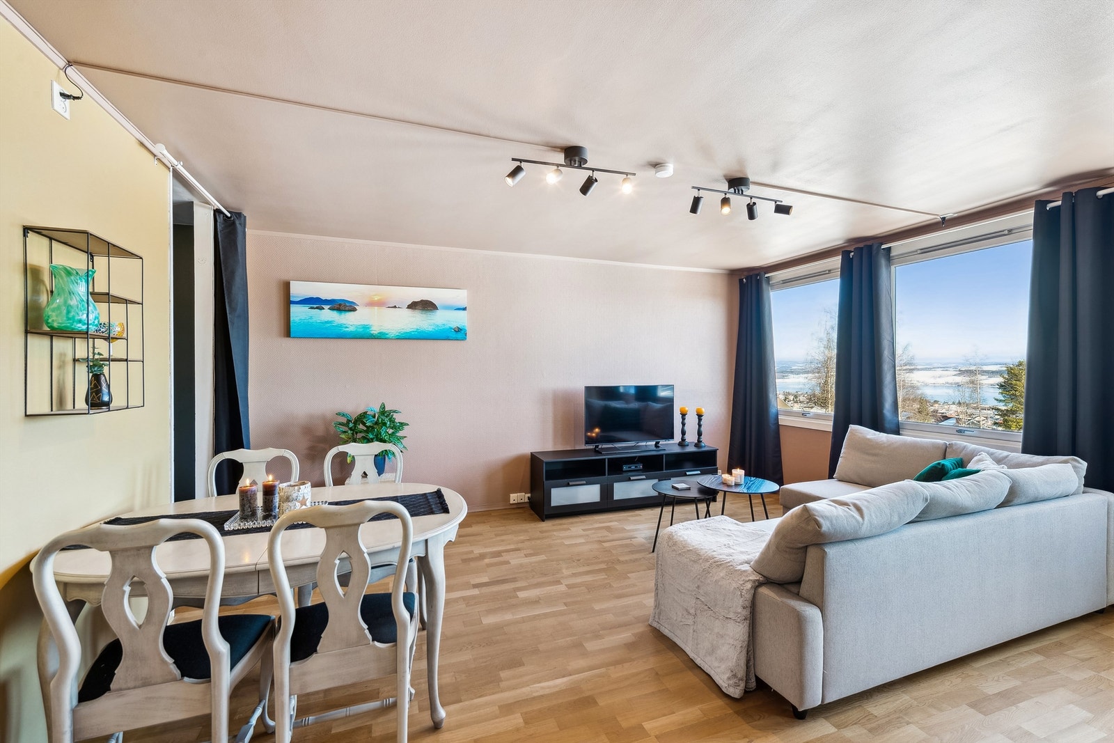 Hyggelig stue med parkettgulv. Galleribilde