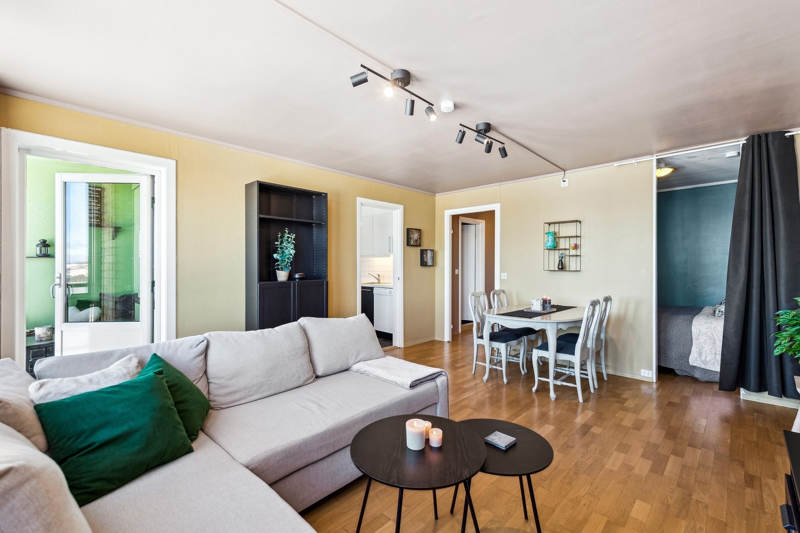 De fleste overflater er malt i 2022. Galleribilde