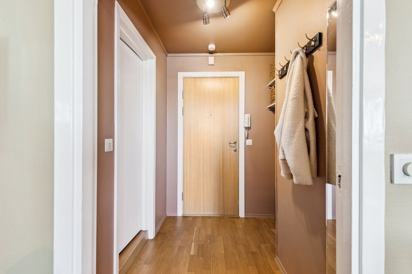 Dørtelefon og kikhull gjør det betryggende ved besøk Galleribilde