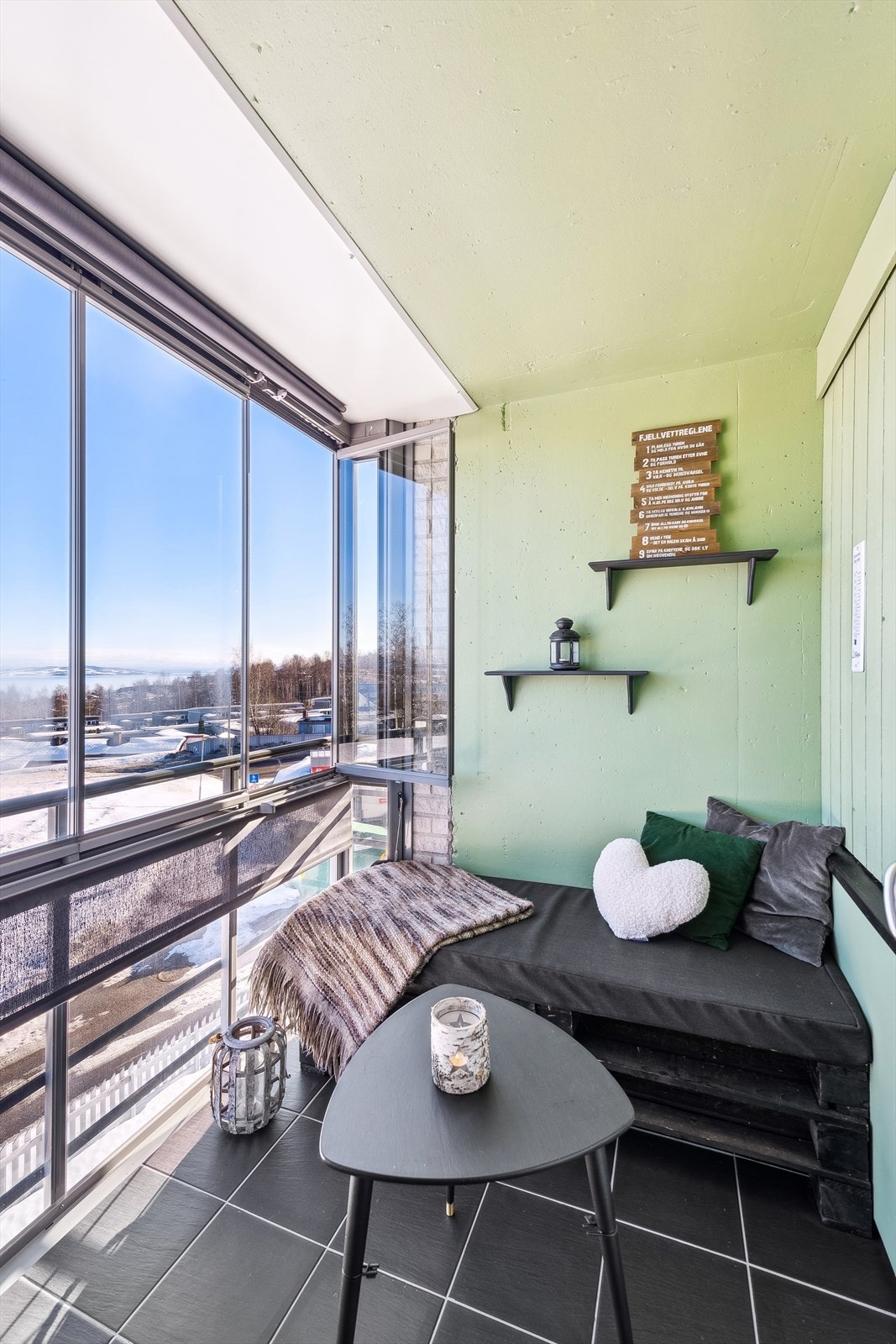 Fliser på balkonggulv er lagt i 2023 - Skyvbare vindusfelt Galleribilde