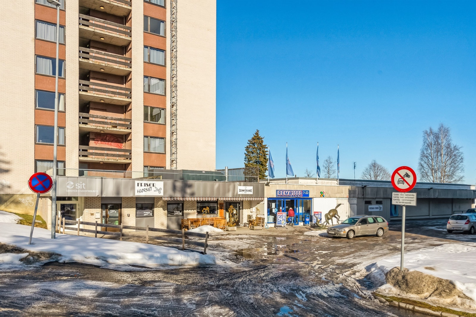 Kort vei til fagskolen Innlandet, NTNU, Rema 1000, Circle K, frisør og Schnitzelhus Galleribilde