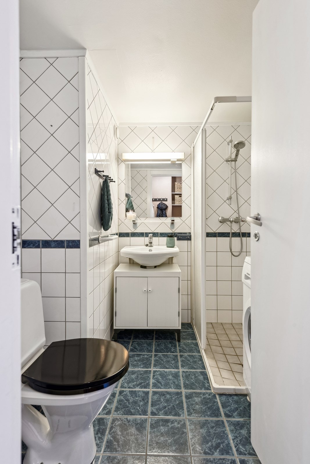 Flislagte overflater i kombinert bad og vaskerom - Oppvarming med panelovn Galleribilde